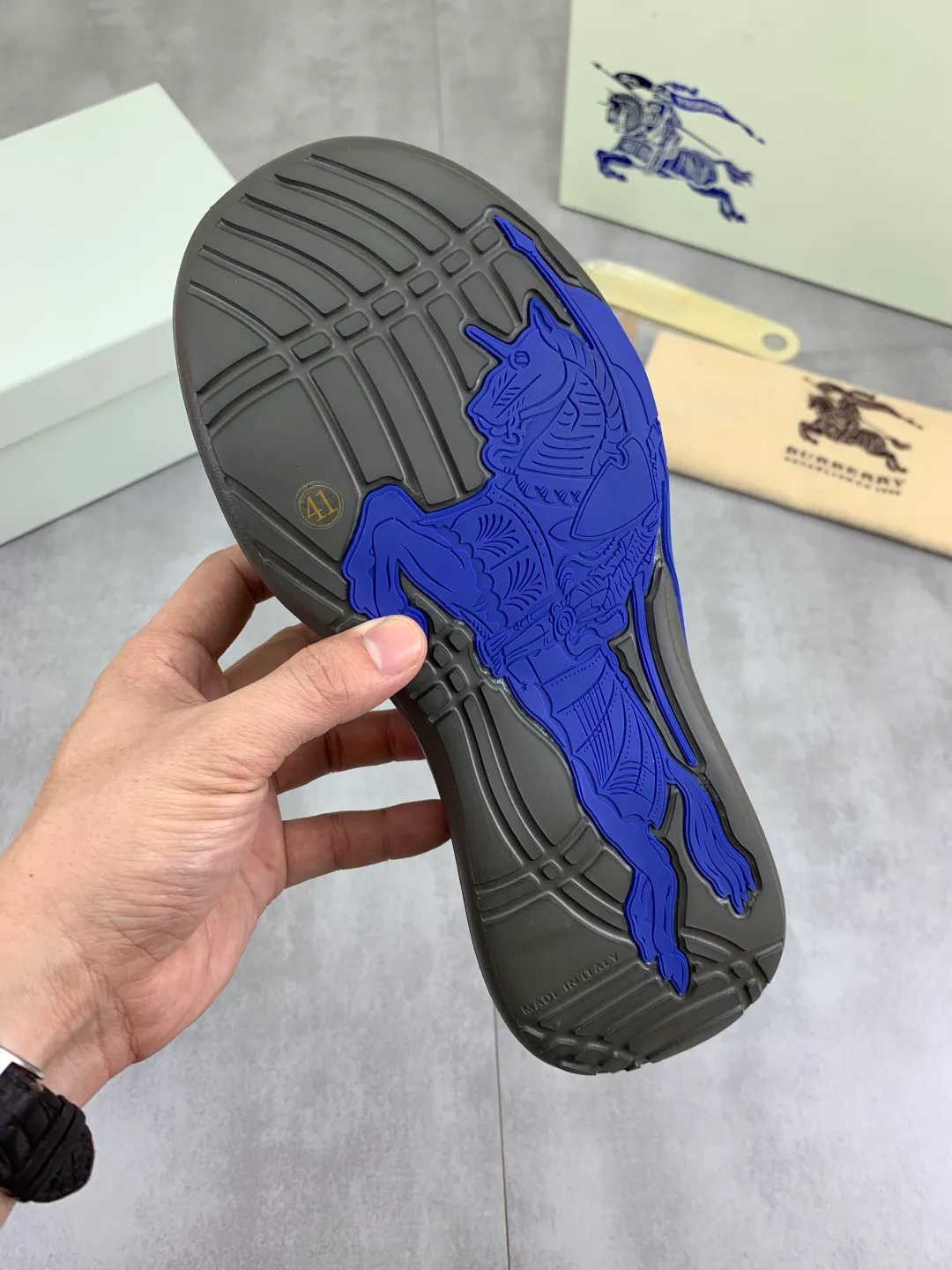 Men's Men's Shoes 💰P620 💰【New Style】Top Version 🆘【Burberry】New Burberry Fly Knit Shoes are now available with perfect workmanship! 🔥Perfect shape and top quality🙈Non-slip and wear-resistant high-end rubber outsole👣Versatile and comfortable shoes, standard size: 39-45 (customized 38-46) 2️⃣colors available Top-quality packaging